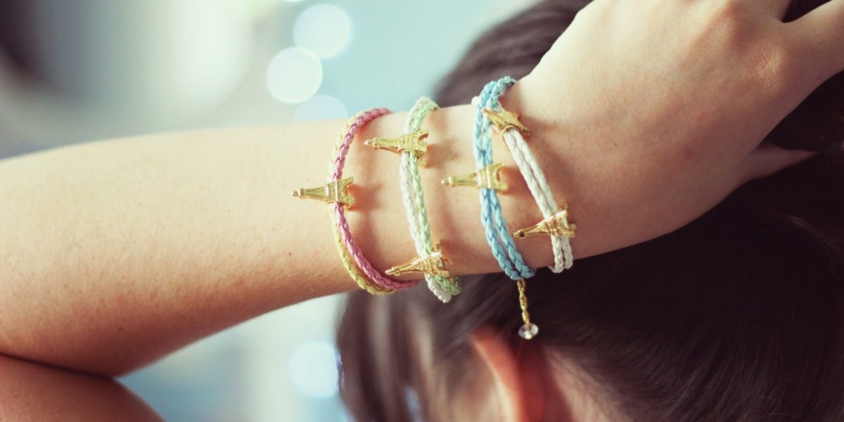 mood-girl-hand-bracelets-trinkets-eiffel-tower-photo-wallpaper-1680×1050